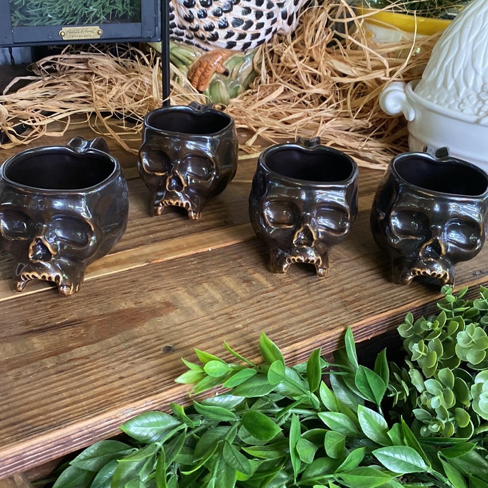 Williams Sonoma Spooky Spine-Tingling Glazed Skull Mugs Halloween Collection💀